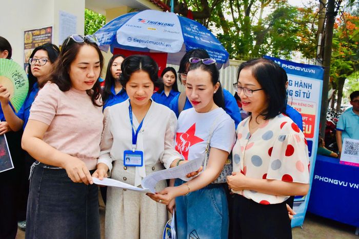  Các cô giáo Trường THPT Vũng Tàu túc trực bên ngoài điểm thi. 