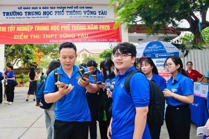  Chiếc điện thoại trên tay thầy Tuấn không ngừng đổ chuông. 