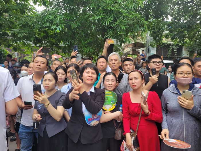 Các phụ huynh hồi hộp chờ con ra khỏi phòng thi. Ảnh: LÂM NGUYÊN