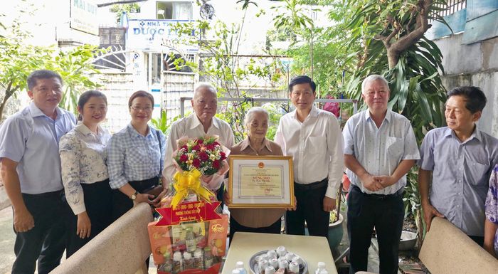  Trưởng Ban Nội chính Thành ủy TPHCM đến thăm, chúc thọ đồng chí Trần Thị Sửu. Ảnh: LÊ MINH 
