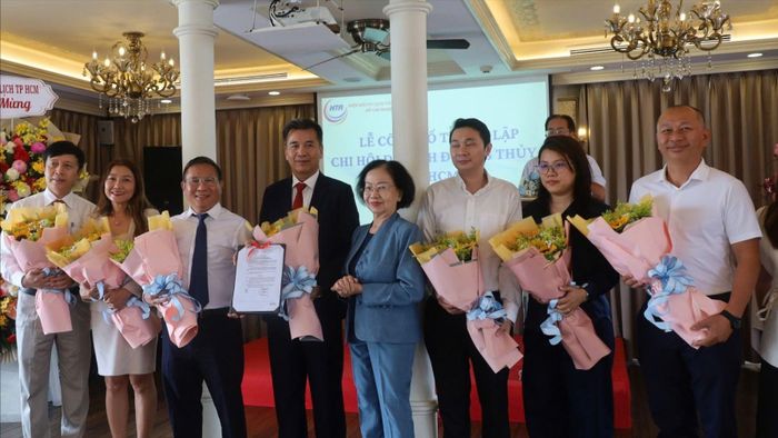  Bà Nguyễn Thị Khánh, Chủ tịch Hiệp hội Du lịch TPHCM, chúc mừng tân Chủ tịch Chi hội Du lịch đường thủy 