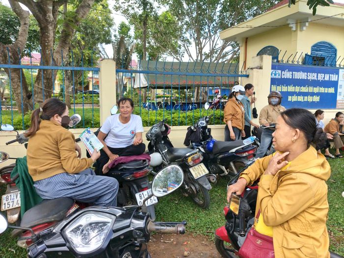 Phụ huynh chờ đợi con dự thi tại Điểm thi Trường THPT Phạm Văn Đồng (xã Ia Hrung, tỉnh Gia Lai). Ảnh: HỮU PHÚC