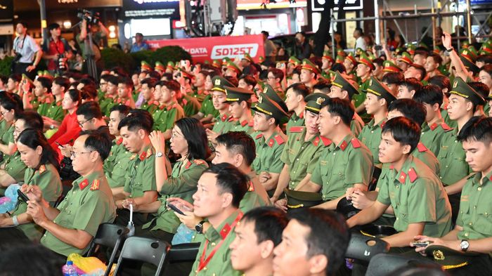  Cán bộ, chiến sĩ tham dự buổi lễ. Ảnh: MẠNH THẮNG 