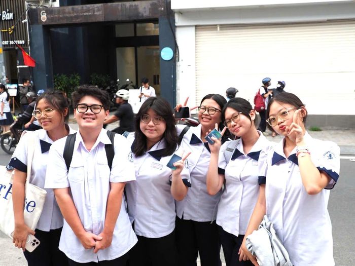  Nhiều thí sinh tại điểm thi THCS Trần Văn Ơn tự tin dự đoán được 9 điểm môn Toán. Ảnh: THU TÂM 