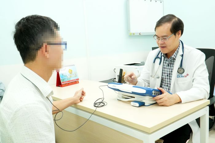 ThS-BS Nguyễn Khiêm Thao thăm khám cho người bệnh sau phẫu thuật