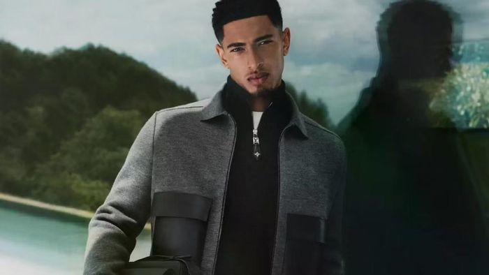 Jude Bellingham trong chiến dịch quảng bá trang phục Xuân-Hè 2026 của Louis Vuitton. (Ảnh: Arnaud Lajeunie/Louis Vuitton)