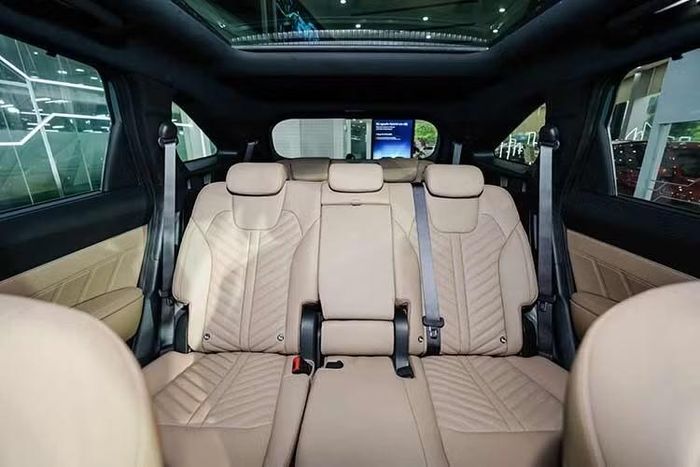 Hệ thống này sản sinh tổng công suất kết hợp 232 mã lực và mô-men xoắn cực đại 367 Nm đồng thời chỉ tiêu hao 4,9 lít/100 km trên đường hỗn hợp. Ngoài ra, Kia Sorento Hybrid 2026 còn có công nghệ kiểm soát chuyển động thông minh E-VMC nhờ khả năng điều khiển chính xác của mô-tơ điện.