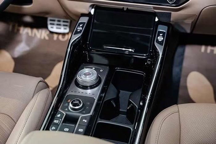 Bên cạnh đó là hệ thống phanh tái sinh thông minh cho phép người lái tùy chỉnh ba cấp độ thu hồi năng lượng thông qua lẫy chuyển số sau vô lăng. Ở chế độ Auto, xe có thể tự động điều chỉnh lực tái tạo dựa trên điều kiện giao thông, địa hình và khoảng cách với phương tiện phía trước.