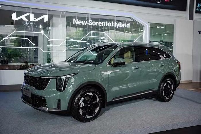 Tại thị trường Việt Nam, Kia New Sorento Hybrid vừa được công bố giá bán cho 2 phiên bản 1.6 Turbo Hybrid Signature và 1.6 Turbo Hybrid Signature AWD lần lượt là 1.349 tỷ đồng và 1,399 tỷ đồng. Khách đặt sớm sẽ được ưu đãi 30 triệu đồng.