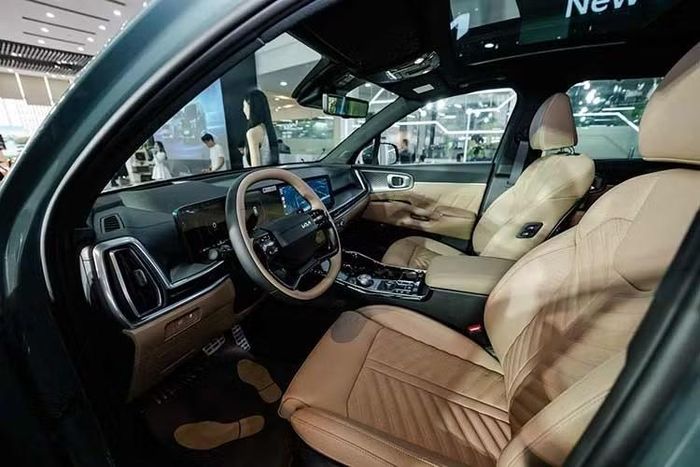 Không gian nội thất New Sorento Hybrid được thiết kế với 7 chỗ rộng rãi, hàng ghế 3 có thể gập phẳng linh hoạt để tối ưu hóa khoang hành lý phù hợp cho những chuyến công tác dài ngày hay kỳ nghỉ cùng gia đình. Vô lăng D-cut 2 chấu kiểu mới mang đến cảm giác cầm nắm thể thao, tích hợp nhiều phím điều khiển chức năng.