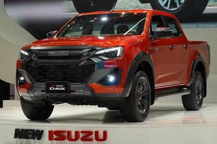 Isuzu D-Max bán ra 35 xe Mẫu bán tải Isuzu D-Max bán ra 35 xe, có mức tăng 218% so với tháng 4 (11 xe). Lũy kế đạt 352 xe. Mẫu bán tải của Isuzu vẫn lép vế hoàn toàn trước "vua bán tải" Ford Ranger, chỉ được một bộ phận khách hàng thực dụng mua về phục vụ chuyên chở thuần túy.