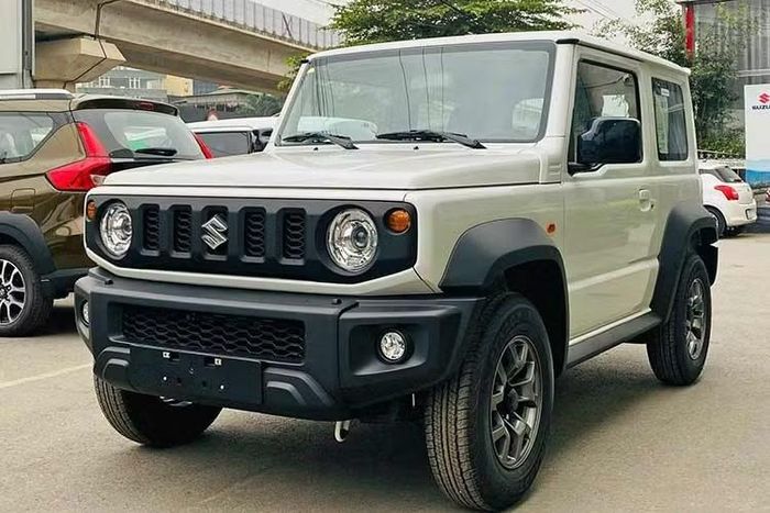 Suzuki Jimny bán ra 35 xe Xếp thứ sáu là cặp đôi Suzuki Jimny và Isuzu D-Max, cùng đạt 35 xe. Đáng chú ý, Suzuki Jimny có mức tăng trưởng vọt lên 400% so với tháng 4 (7 xe). Doanh số lũy kế của mẫu SUV cỡ A này đạt 117 xe. Đây là mẫu xe chơi mang tính biểu tượng, kén khách và lượng xe nhập từ Nhật Bản về rất nhỏ giọt.