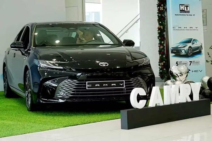 Toyota Camry bán ra 31 xe Toyota Camry chính là "cú sốc" lớn nhất trong bảng danh sách xe bán chậm tháng 5 vừa qua. Từ doanh số 137 xe trong tháng 4, mẫu sedan cỡ D của Toyota bất ngờ lao dốc không phanh xuống chỉ còn 31 chiếc trong tháng 5, tương đương mức giảm rớt thảm 77,4%. Lũy kế 5 tháng đầu năm, Camry đạt 389 chiếc.