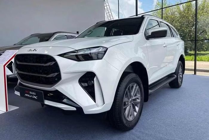 Isuzu mu-X bán ra 12 xe Isuzu mu-X xếp vị trí thứ 2 với 12 xe được giao đến tay khách hàng trong tháng 5/2026, tăng 300% so với tháng trước. Tuy nhiên, mức tăng này chủ yếu do nền doanh số quá thấp, chỉ 3 xe trong tháng 4. Lũy kế 5 tháng, mu-X mới đạt 74 xe. Thiết kế cũ, trang bị không nổi bật khiến mẫu SUV 7 chỗ này ngày càng khó cạnh tranh với những đối thủ cùng phân khúc.