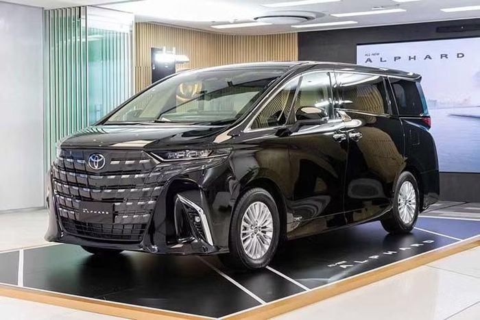 Toyota Alphard bán ra 32 xe Xếp ngay sau Camry là "chuyên cơ mặt đất" Toyota Alphard. Mẫu xe MPV này ghi nhận 32 xe bán ra trong tháng 5/2026, giảm nhẹ 8,6% so với 35 chiếc của tháng trước, lũy kế 5 tháng đầu năm 2026 đạt 154 xe. Với mức giá lên tới hàng tỷ đồng, mẫu MPV này mang tính đặc thù phân khúc hơn là kiếm doanh số.
