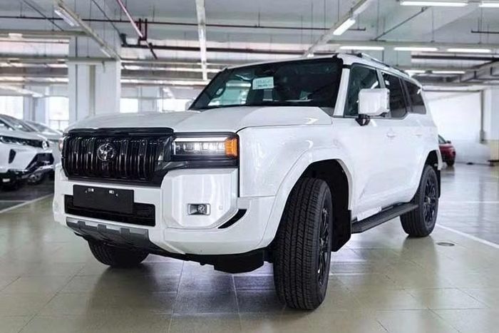 Toyota Land Cruiser Prado bán ra 33 xe Cùng xếp thứ 5 trong top ôtô ế ẩm nhất Việt Nam tháng 5/2026 là Toyota Land Cruiser Prado và Hyundai Elantra, cùng đạt 33 xe trong tháng 5. Tuy nhiên, doanh số của Land Cruiser Prado giảm 15,4% so với tháng trước, lũy kế 5 tháng của năm 2026 mới đạt 156 xe, chủ yếu do tình trạng khan hàng kéo dài.