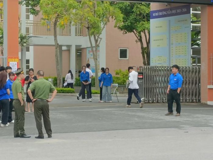 An ninh kỳ thi cũng là vấn đề được đặc biệt chú trọng trong kỳ thi năm nay, nhất là việc phòng chống gian lận công nghệ cao, vấn đề bảo mật đề thi. Trong bối cảnh công nghệ phát triển mạnh mẽ, Bộ Giáo dục và Đào tạo đã phối hợp chặt chẽ với Bộ Công an tổ chức công tác tập huấn cho tất cả các cán bộ làm công tác thi về phòng chống gian lận công nghệ cao. Tại các điểm thi an ninh được thắt chặt.