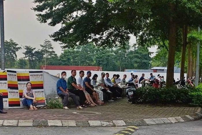 Năm nay số lượng thí sinh tăng vọt, tính cạnh tranh vào các trường đại học top đầu càng lớn khiến phụ huynh lo lắng hơn mọi năm. Dù thời tiết sáng nay ở nhiều vùng khá mát mẻ, dễ chịu, nhưng trên khuôn mặt của đa số cha mẹ vẫn không giấu nổi sự căng thẳng.