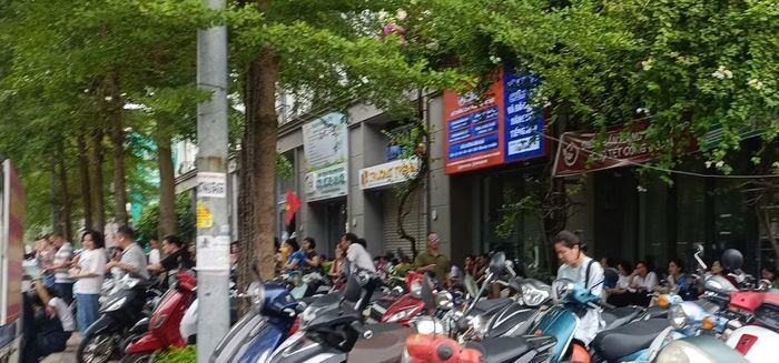Sau khi con vào phòng thi, thay vì ra về, rất nhiều phụ huynh chọn ở lại, kiên nhẫn ngồi trên xe máy hoặc vỉa hè suốt 2 tiếng đồng hồ, chỉ để là người đầu tiên đón con khi bước ra khỏi cổng trường.