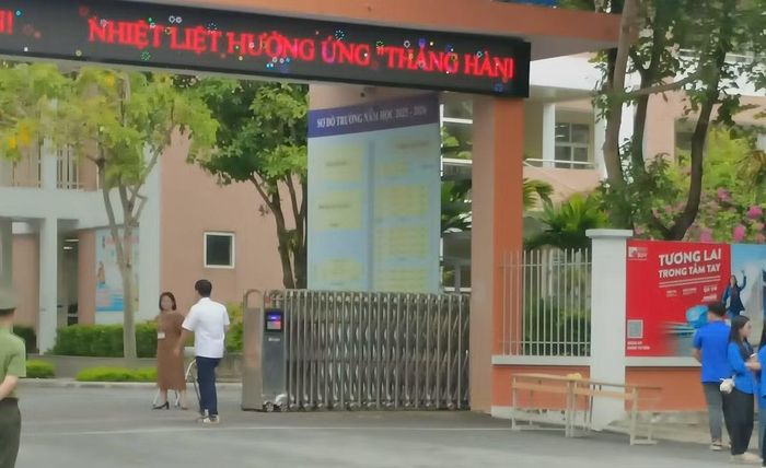 Đúng 7h, tiếng trống điểm, nhiều học sinh đi muộn vội vã bước nhanh vào cổng trường để kịp giờ thi.