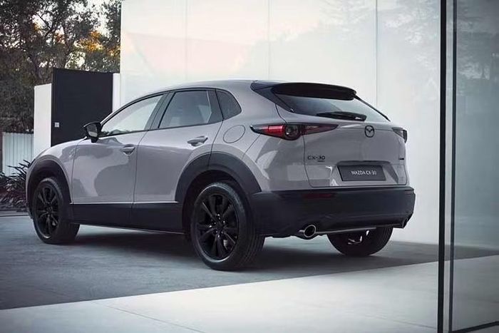 Những thay đổi về ngoại thất của Mazda CX-30 2027 khá hạn chế. Xe được bổ sung các chi tiết tối màu tương tự những gì Mazda đã giới thiệu trên phiên bản dành cho thị trường Mỹ năm 2026. Theo đó, các phiên bản cao cấp sẽ có lưới tản nhiệt sơn đen bóng, logo Mazda màu đen và bộ nhận diện phía sau cũng được hoàn thiện theo tông màu tương tự.
