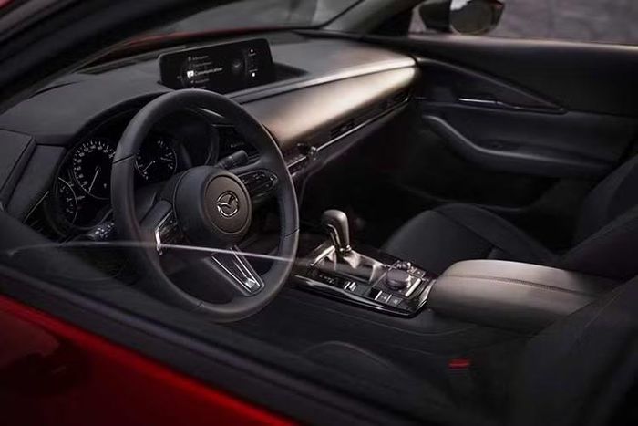 Bên trong khoang lái, Mazda cho biết xe được nâng cấp với “vật liệu cải tiến, các bề mặt mới và khả năng sử dụng tối ưu hơn”. Bên cạnh đó là các trang bị chiếu sáng và tiện nghi bổ sung. Về mặt an toàn, Mazda đã nâng cấp gói công nghệ i-Activsense trên CX-30.