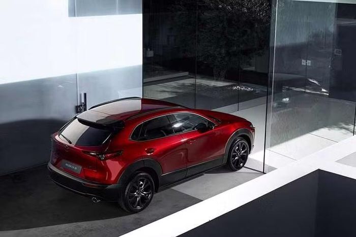 Ngoài hai phiên bản mới, Mazda cũng nâng cấp toàn bộ dải sản phẩm. Phiên bản Prime-Line được bổ sung đèn LED định vị mới và các chi tiết trang trí màu đen. Centre-Line có thêm hệ thống đèn chiếu sáng khu vực bệ trung tâm, trong khi Exclusive-Line được trang bị camera 360 độ và giá nóc màu bạc. Phiên bản cao cấp nhất Takumi nay có thêm ghế trước tích hợp chức năng làm mát.