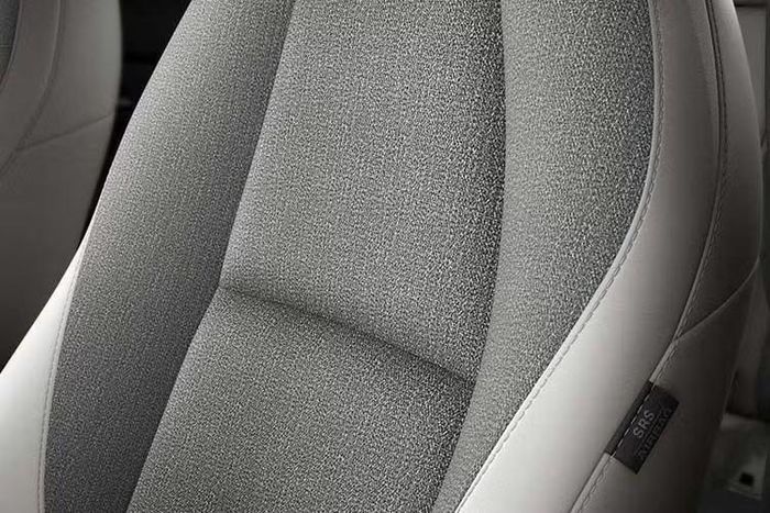 Mazda CX-30 2027 tại châu Âu được bổ sung hai phiên bản mới là Homura Plus và Makoto. Trong đó, Homura Plus đóng vai trò phiên bản cao cấp mới với hàng loạt trang bị như hệ thống âm thanh Bose 12 loa, ghế bọc da màu đen, camera 360 độ và đặc biệt là cụm đèn pha Matrix LED có khả năng tự động điều chỉnh vùng chiếu sáng và phát hiện người đi bộ.