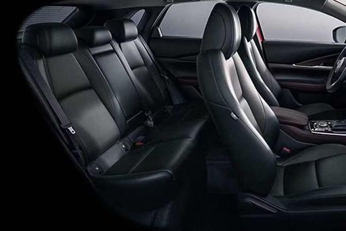 Trong khi đó, phiên bản Makoto được xem là biến thể tương đương với Aire Edition tại Mỹ nhưng sở hữu nhiều trang bị cao cấp hơn. Xe được trang bị đèn Matrix LED, mâm hợp kim 18 inch cùng nhiều chi tiết ngoại thất sơn đen. Nội thất nổi bật với ghế bọc da nhân tạo màu xám sáng, các mảng ốp giả da lộn và nhiều chi tiết hoàn thiện cao cấp hơn.