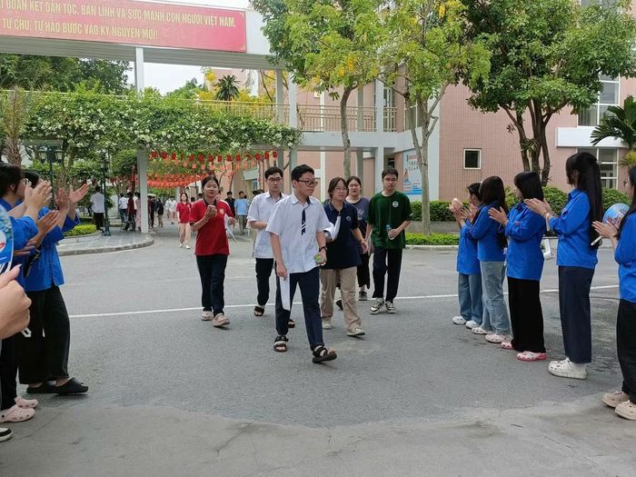 Bước ra khỏi phòng thi môn Ngữ văn, đại đa số thí sinh đều thở phào nhẹ nhõm với nhận định chung: Đề thi năm nay rất vừa sức, không đánh đố, và cơ hội đạt điểm 7, 8 nằm trong tầm tay.