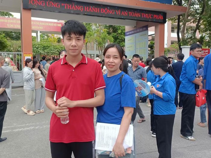 Là học sinh học lực khá, em Trần Minh Đức, học sinh Trường THPT Phúc Lợi (Hà Nội) cho biết, với em đề năm nay cũng không khó lắm, ai học chăm sẽ được điểm khá. Em chọn khối C01 (Toán Văn, Anh) nên môn Văn em em rất cố gắng để đạt kết quả thi tốt. Chị Vũ Thị Ngát (Thượng Thanh, Hà Nội), mẹ của em đứng chờ đợi con suốt 2 giờ đồng hồ ở cổng trường, chị hồi hộp và lo lắng. Với chị con 12 năm qua đến hôm nay đi thi là con cố gắng hết sức rồi, kết quả như thế nào thì bố mẹ cũng đồng hành cùng con, không gây áp lực cho con, mà ngược lại luôn động viên để con có tinh thần thoải mái nhất trong các buổi thi.