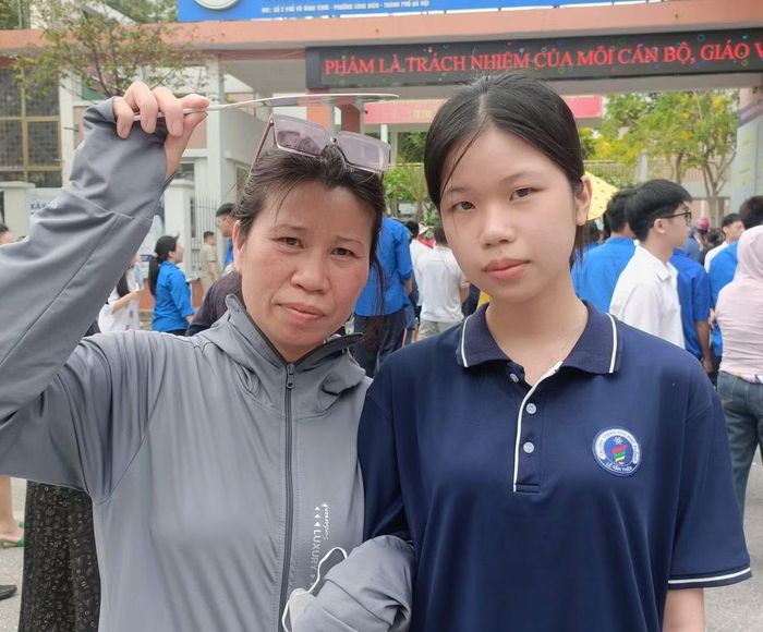 Em Như Quỳnh, học sinh Trường THPT Lê Văn Thiêm (Hà Nội) cho biết, đề năm nay vừa sức em, theo hướng mở, không bó buộc trong sách giáo khoa. Với kết quả làm bài sáng nay, con làm được 8 điểm.