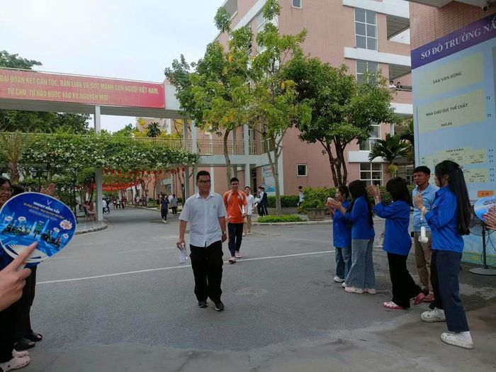 Đúng 9h44, thí sinh đầu tiên tại điểm thi Trường THPT Thạch Bàn (Hà Nội) rời điểm thi, bước ra cổng với tâm lý thoải mái, phấn khởi, trước sự chào đón nồng nhiệt của các tình nguyện viên, phụ huynh. Em cho biết làm bài cũng tốt nên phần nào trút bỏ được áp lực