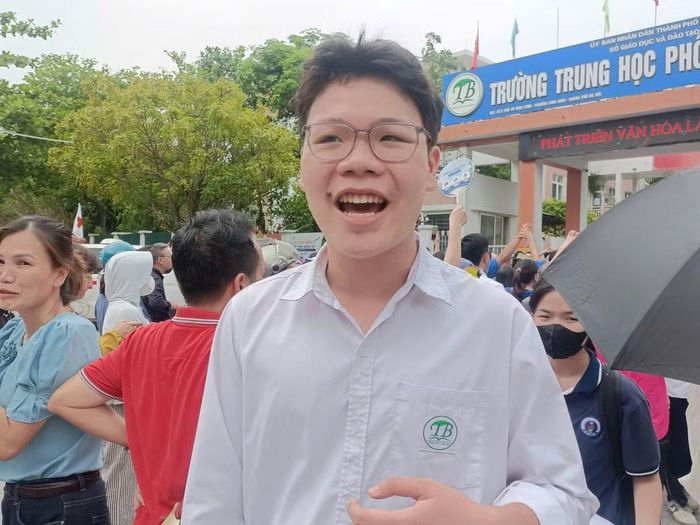 Em Phạm Tiến Đạt, học sinh trường THPT Thạch Bàn (Hà Nội) chia sẻ, đề thi Ngữ văn năm nay vẫn gồm 2 phần: Đọc hiểu (4 điểm) và Viết (6 điểm). Đề không sử dụng ngữ liệu trong sách giáo khoa nhưng cũng không khó, vừa sức với học sinh có học lực khá, em có thể đạt được 8 điểm Văn.