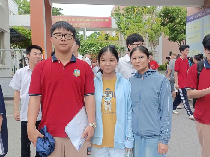 Em Hữu Chiến, học sinh Trường THPT Nguyễn Gia Thiều (Hà Nội) cho biết đề cũng rất quen thuộc với dạng đề em đã ôn nên em làm bài cũng tốt, nhưng điểm cũng khó đoán. Đề thi Văn năm nay phần nghị luận xã hội nói về kỷ nguyên số. Nó khác so với năm trước là bàn về vấn đề, nhưng năm nay trả lời câu hỏi về nghị luận xã hội. Chị Chinh- mẹ của em cho biết, con học lực xuất sắc, nên bố mẹ cũng yên tâm, chỉ cần con làm hết khả năng của mình là được, dù kết quả thế nào bố mẹ vẫn vui, tự hào về con. Sáng nay, cả mẹ và em cùng đến điểm thi đón con, động viên tinh thần.