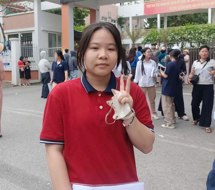 Là học sinh Trường THPT Nguyễn Gia Thiều (Hà Nội), một ngôi trường có điểm đầu vào lớp 10 cạnh tranh khá cao, thuộc trường TOP đầu của Hà Nội, nhưng vì môn Văn không phải thế mạnh nên thí sinh này (xin giấu tên) không kỳ vọng được điểm cao, chỉ mong đạt điểm 7. Môn xét tuyển đại học của em vào Đại học là các môn khoa học tự nhiên.