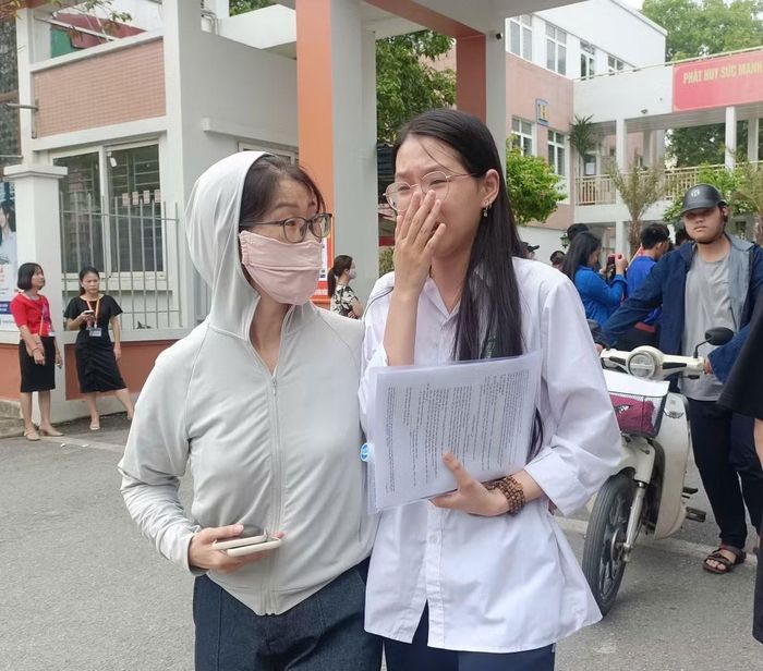 Có học sinh phấn khởi vì làm bài tốt, nhưng có học sinh ra về với tâm trạng buồn. Một học sinh ở điểm thi ở Trường THPT Thạch Bàn vừa nhìn thấy mẹ đã ôm mặt khóc nức nở, lo lắng kết quả làm bài sáng môn Văn sáng nay không được tốt. Em chia sẻ, do không để ý thời gian, không có đồng hồ nên hết giờ làm bài nhưng em vẫn còn 1 câu chưa làm tới.