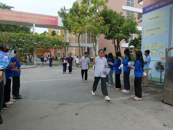 Nhiều thí sinh rạng rỡ bước ra khỏi phòng thi môn đầu tiên đã là một chiến thắng nhỏ đối với sự nỗ lực của các sĩ tử suốt 12 năm qua