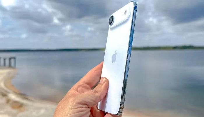 Cụ thể, những tính năng như Siri có giọng nói biểu cảm tùy chỉnh, nhập liệu thông minh thế hệ mới hay các tác vụ AI chạy trực tiếp trên thiết bị hiện chỉ tương thích với ba mẫu máy gồm iPhone Air, iPhone 17 Pro và iPhone 17 Pro Max, trong khi iPhone 17 tiêu chuẩn và iPhone 17e chỉ có 8 GB RAM nên bị giới hạn ở các tính năng AI cơ bản hơn.