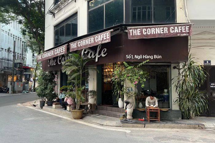 Mô hình "vỉa hè tự tạo" đang trở thành xu hướng mới của các quán cà phê Hà Nội. (Ảnh: Bảo Châu)