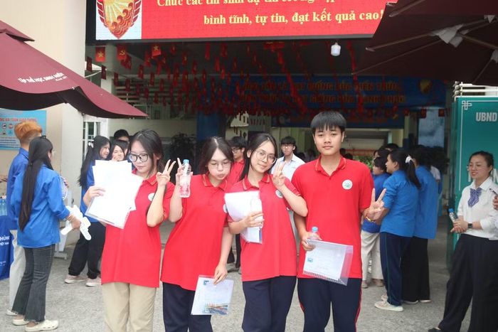 Các thí sinh đến từ Trường THPT Mỹ Đình đánh giá đề vừa sức.