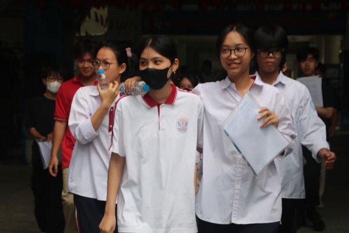 Hai thí sinh tên Linh tự tin bước ra khỏi phòng thi Ngữ văn.