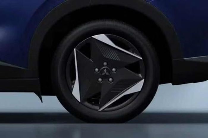 Thiết kế thân xe cũng gần như không thay đổi, tiếp tục duy trì kiểu dáng SUV mượt mà của Nissan Leaf. Xe được bổ sung logo EV mới trên cửa trước cùng các chi tiết mạ crôm quanh cửa sổ và trên bộ ốp khí động học của mâm 18 inch 3 chấu. Bộ mâm này được lấy từ Nissan Leaf phiên bản S+.