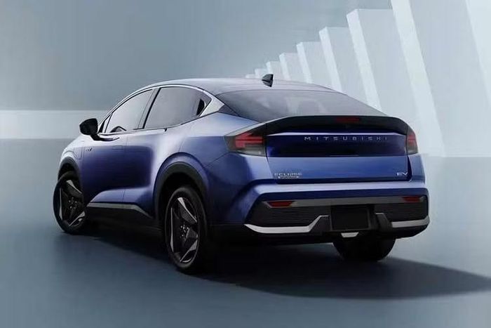 Phạm vi hoạt động tối đa của mẫu xe điện này theo chuẩn EPA đạt 488 km. Mitsubishi cho biết sẽ công bố thêm thông tin chi tiết và giá bán của Eclipse Sportback trong thời gian tới trước khi xe chính thức ra mắt thị trường.