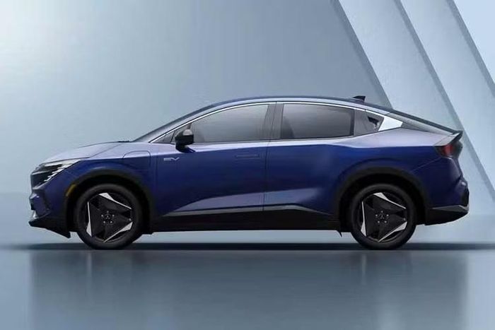 Đáng tiếc là Eclipse Sport 2027 chạy điện không do Mitsubishi tự mình phát triển. Thay vào đó, bên dưới logo ba viên kim cương của Mitsubishi chỉ là Nissan Leaf thế hệ mới với một số thay đổi nhẹ về thiết kế. Vì vậy, những ai vẫn chờ đợi một người kế nhiệm thực thụ của Mitsubishi Eclipse nguyên bản có lẽ sẽ phải thất vọng.