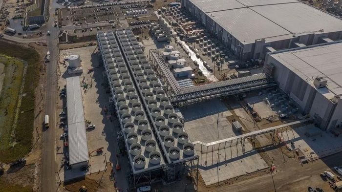 Để phục vụ dự án này, SpaceX đang phát triển tổ hợp Gigasat tại Texas chuyên sản xuất pin mặt trời khổng lồ cho vệ tinh, đồng thời kết hợp với Tesla triển khai dự án Terafab trị giá có thể lên tới 119 tỷ USD nhằm tự chủ chuỗi sản xuất chip và hướng tới năng lực tính toán AI vượt mốc 1 terawatt mỗi năm.