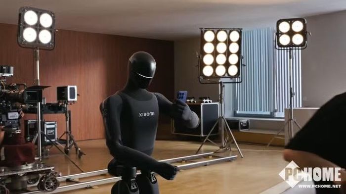 Theo Xiaomi, robot thế hệ mới được trang bị bàn tay sinh học hoàn toàn cải tiến với kích thước nhỏ hơn khoảng 60% so với phiên bản trước, tương đương bàn tay của một công nhân trưởng thành, giúp tăng tính linh hoạt và khả năng thực hiện các thao tác đòi hỏi độ chính xác cao.