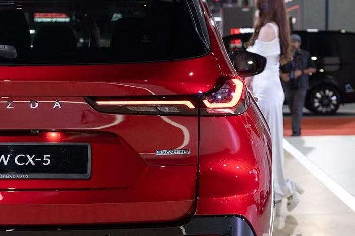 Về thiết kế, Mazda tiếp tục phát triển ngôn ngữ Kodo quen thuộc nhưng theo hướng hiện đại và mạnh mẽ hơn. Phần đầu xe nổi bật với lưới tản nhiệt cỡ lớn kết hợp cụm đèn pha LED thanh mảnh cùng dải đèn định vị ban ngày xếp tầng.