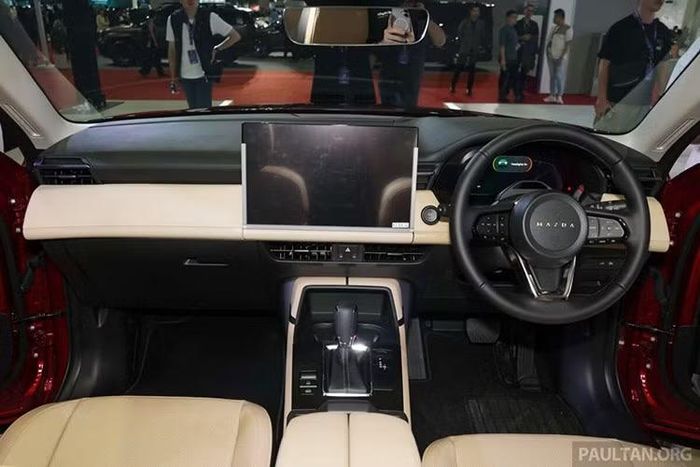 Bên trong khoang lái, CX-5 thế hệ mới theo đuổi xu hướng tối giản với phần lớn các chức năng được tích hợp lên màn hình trung tâm. Tùy phiên bản, xe được trang bị màn hình giải trí kích thước 12,9 inch hoặc 15,6 inch, kết hợp bảng đồng hồ kỹ thuật số 10,25 inch.