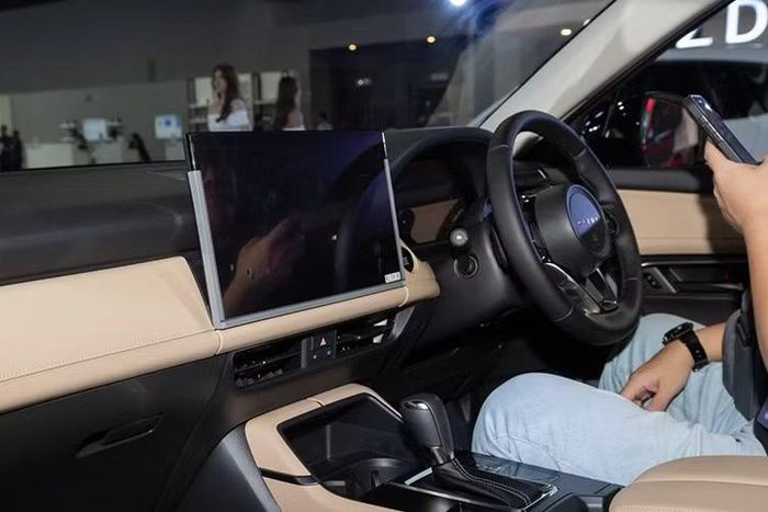 Mazda cũng loại bỏ núm xoay điều khiển trung tâm quen thuộc để nhường chỗ cho sạc không dây. Hệ thống giải trí mới được xây dựng trên nền tảng Android Automotive OS, tích hợp nhiều dịch vụ của Google nhằm nâng cao trải nghiệm kết nối cho người dùng.
